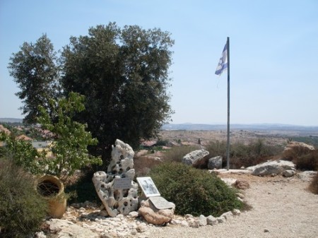 Minneslunden för numera nedlagda Kibbutz Eyal strax utanför Kochav Yair, som upprepade gånger attackerades av de lokala arabiska invandrare. 
